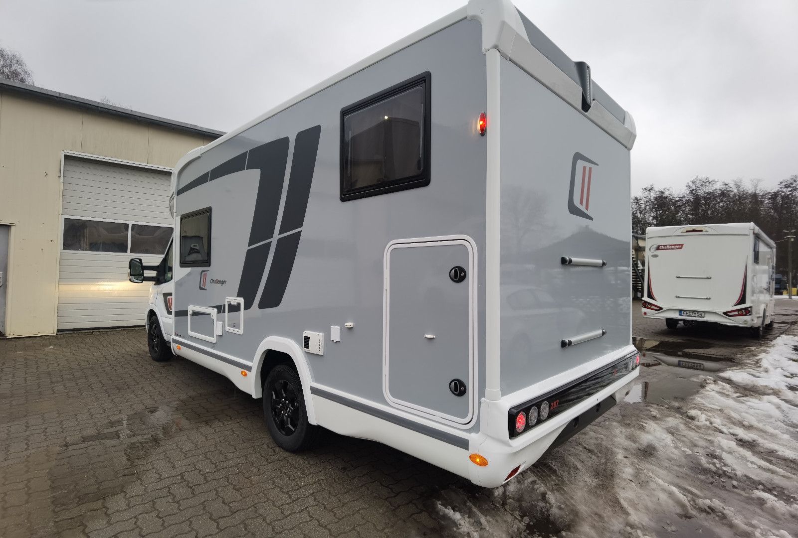 Fahrzeugabbildung Challenger 287 Graphite Edition m. Hubbett