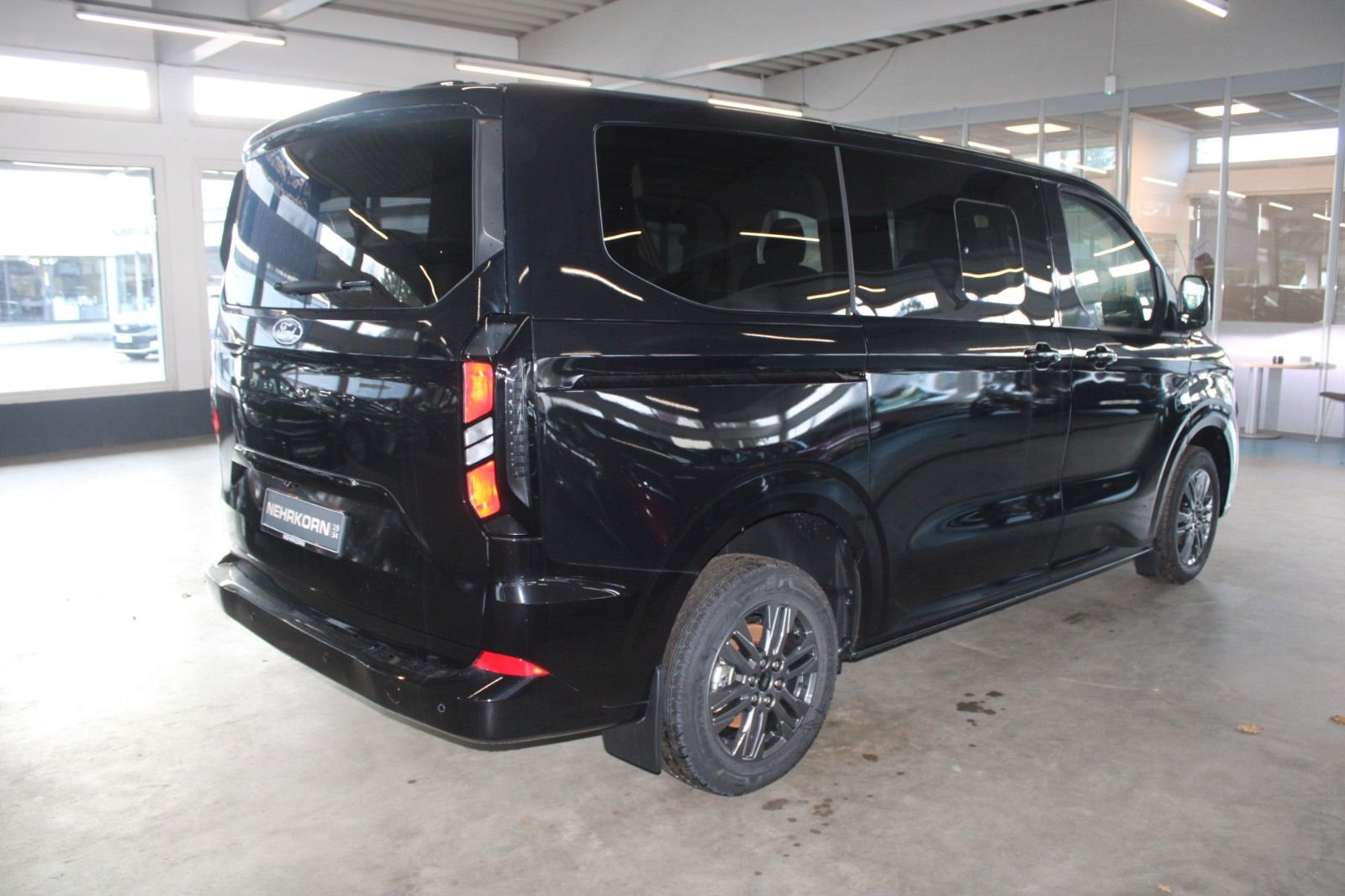 Fahrzeugabbildung Ford Tourneo Custom L1 Titanium 8-Sitze LED NAVI CAM