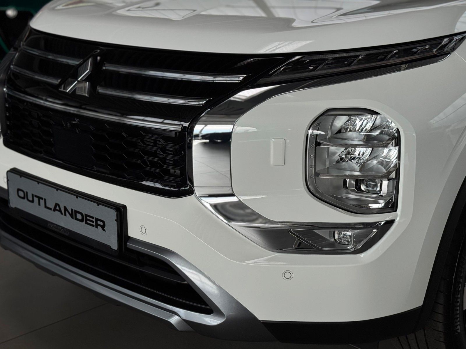 Fahrzeugabbildung Mitsubishi Plug-in Hybrid Outlander Intro Edition