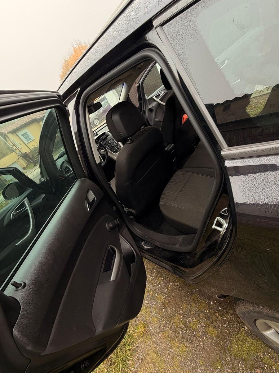 Opel Astra 2011 — photo 12