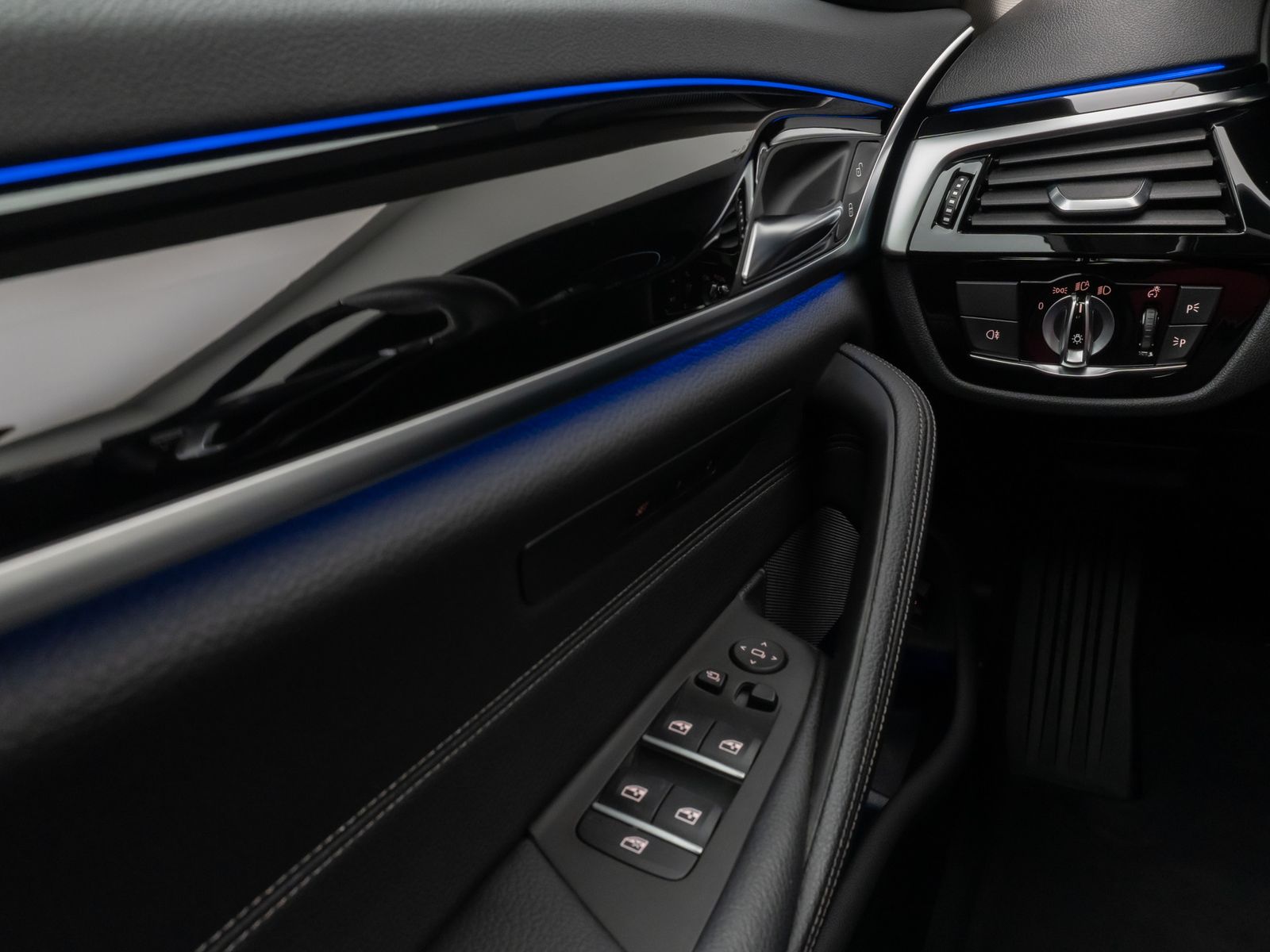 Fahrzeugabbildung BMW 530d Panorama Laser Kamera HUD DAB HiFi Komfort