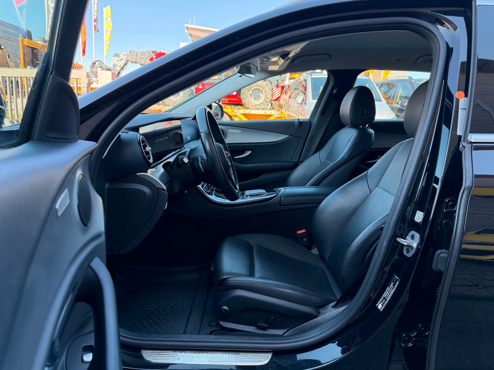 Fahrzeugabbildung Mercedes-Benz E 220d T Avantgarde+RKamera+Leder+Taxi