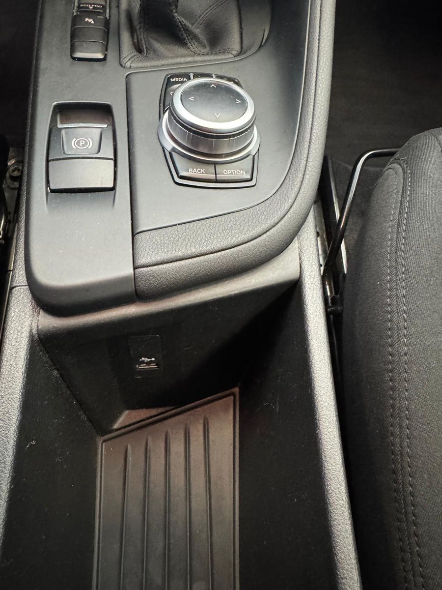 Fahrzeugabbildung BMW X1 Baureihe 18i / NAVI/ SCHECKHEFT / LED /