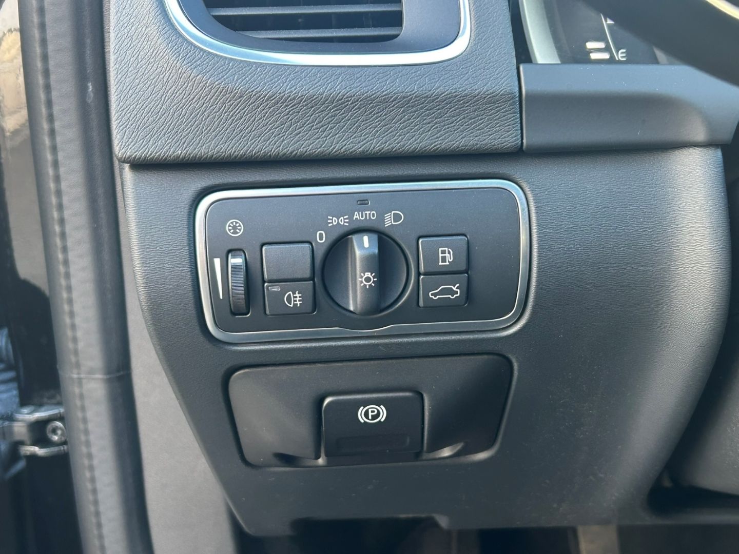 Fahrzeugabbildung Volvo V60 D3 Linje Svart Pano Leder digital SHZ H&R Ka