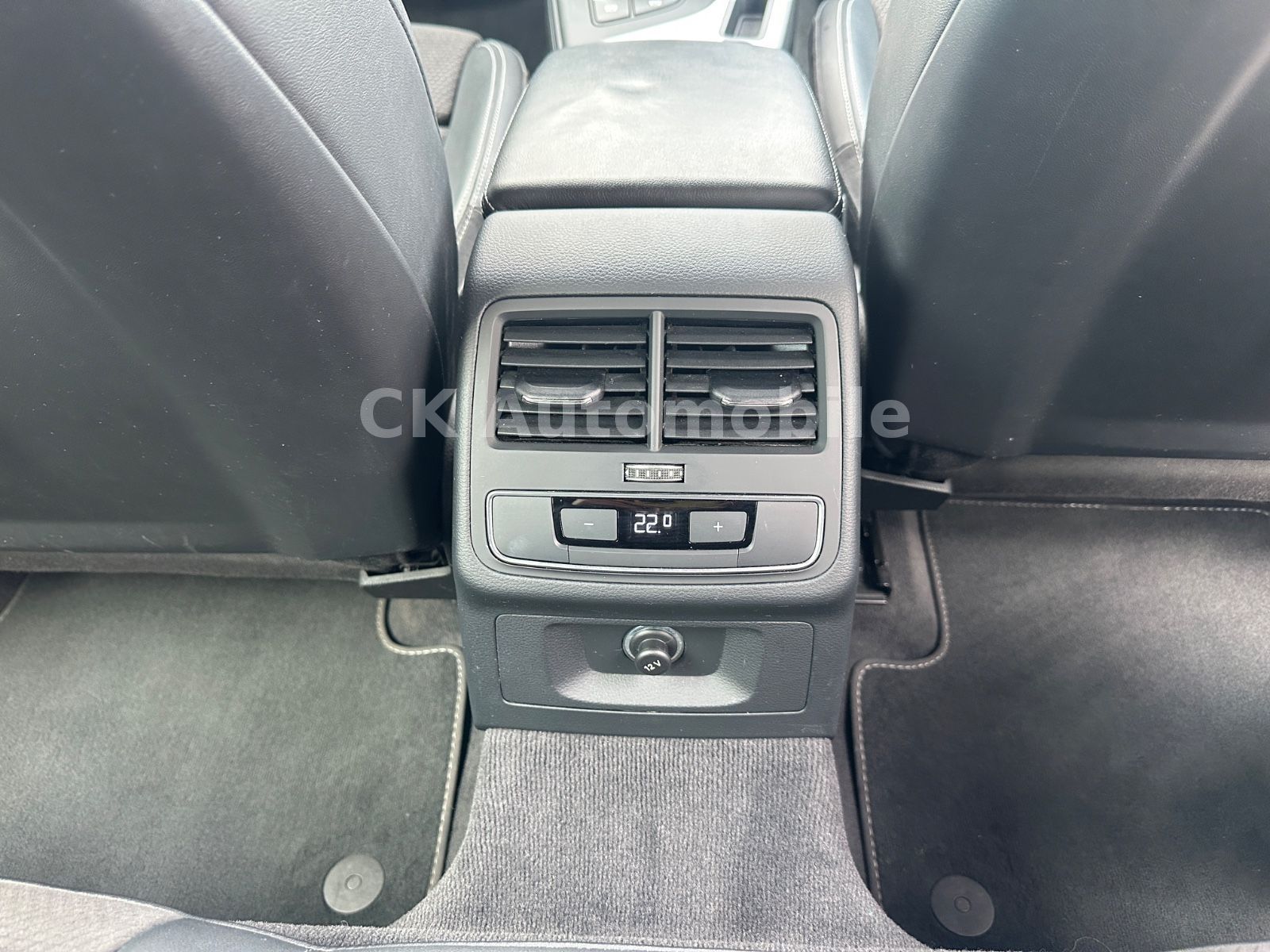 Fahrzeugabbildung Audi A4 Avant 40 TDI Quattro S-Line/Navi/LED/ACC
