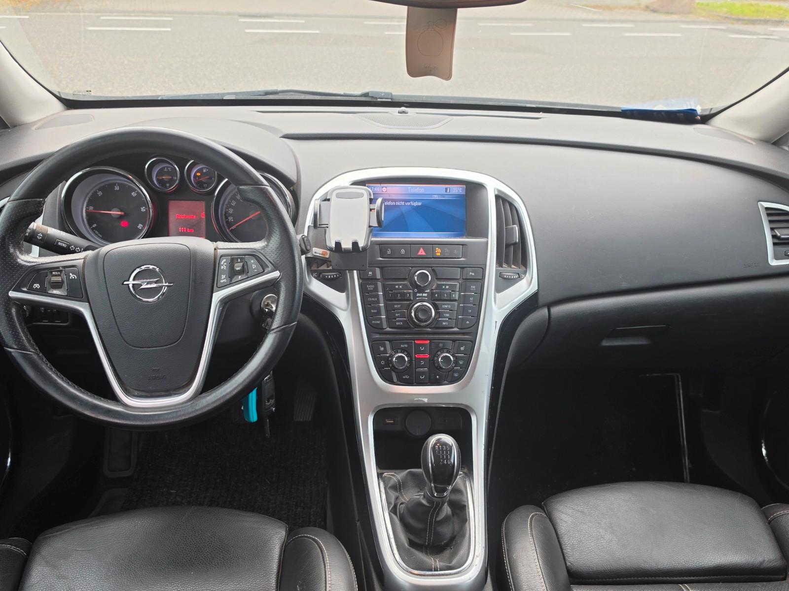 Opel Astra 2011 — photo 9