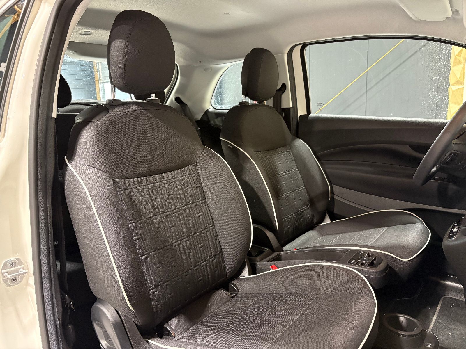 Fahrzeugabbildung Fiat 500e/Basis/TEMPOMAT/APPLE/KLIMA/SPURHALTEASSISTE