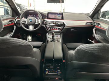 Fahrzeugabbildung BMW 530d M Sport Kam AHK LiveCockptPr Alarm HiFi 20"