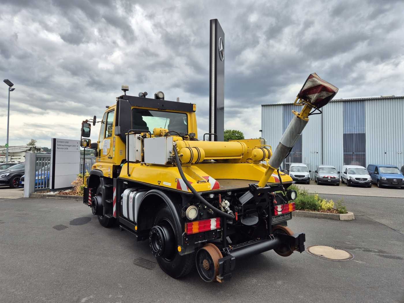Fahrzeugabbildung Mercedes-Benz Unimog U400 4x4 Zweiwege ZAGRO 800t/52 Achsen
