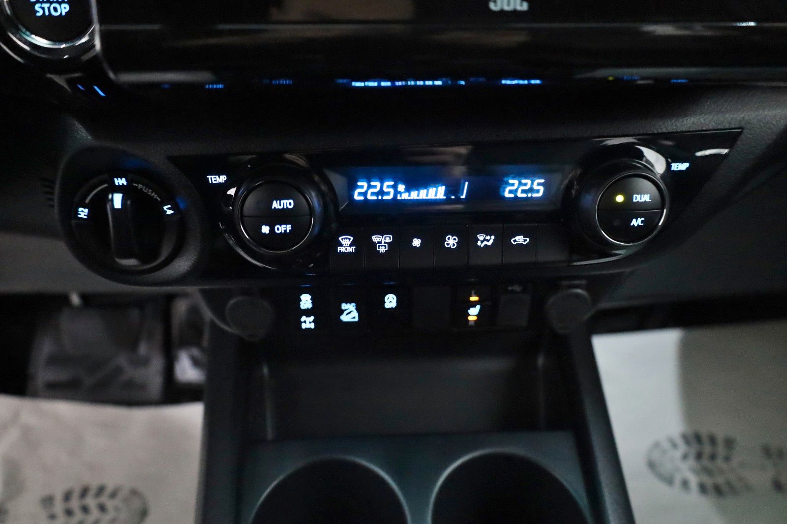 Fahrzeugabbildung Toyota Hilux Double Cab Invincible,Navi,ACC,HardTop,AHK