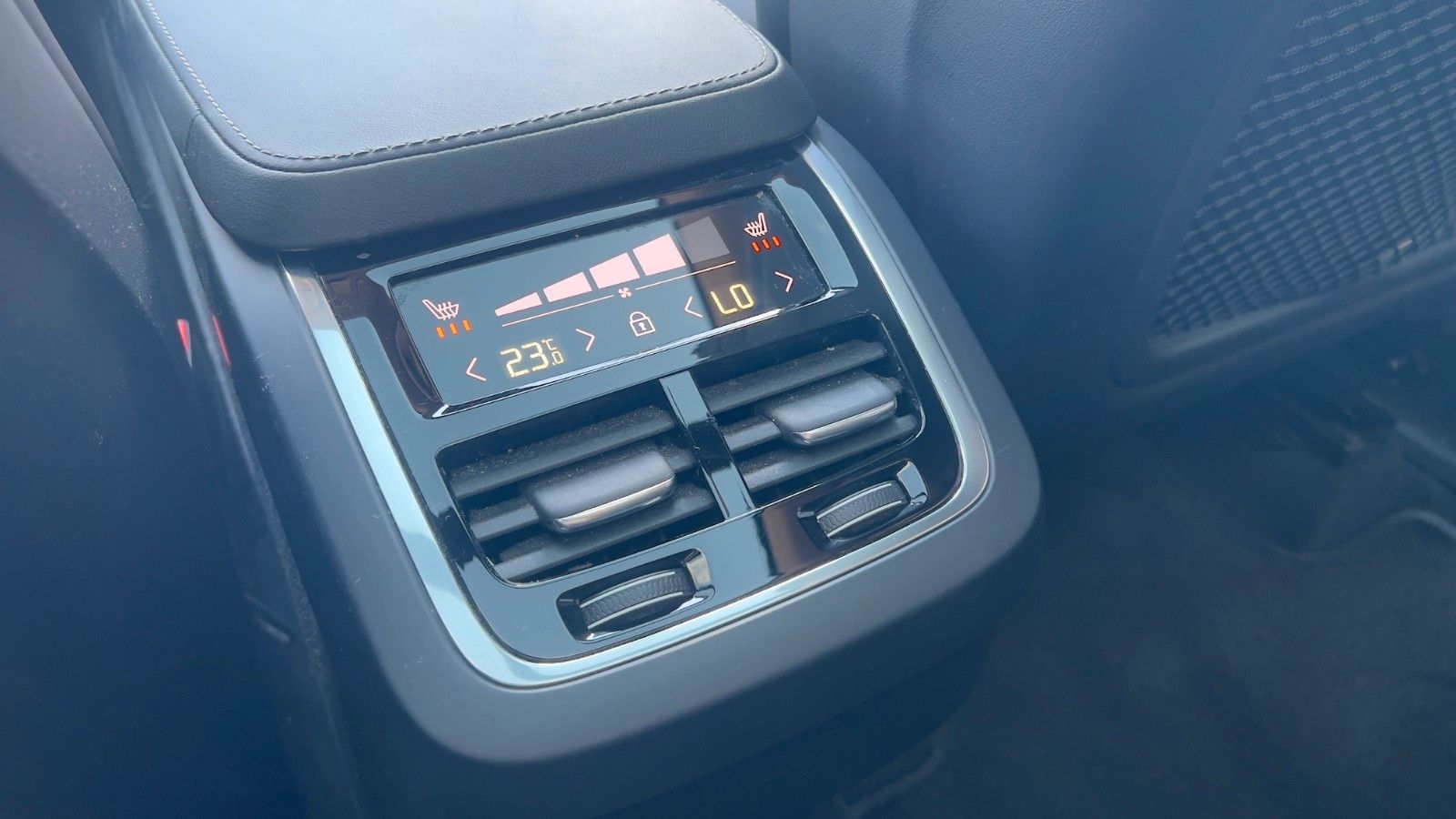 Fahrzeugabbildung Volvo XC90 B5 D AWD Ultimate Dark*B&W*HUD*LUFT*AHK*ACC