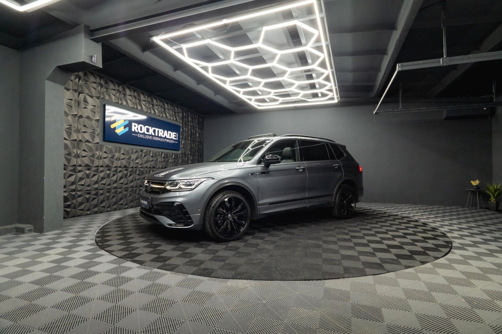 Fahrzeugabbildung Volkswagen Tiguan Allspace R-Line 4Motion HUD | PANO | ACC