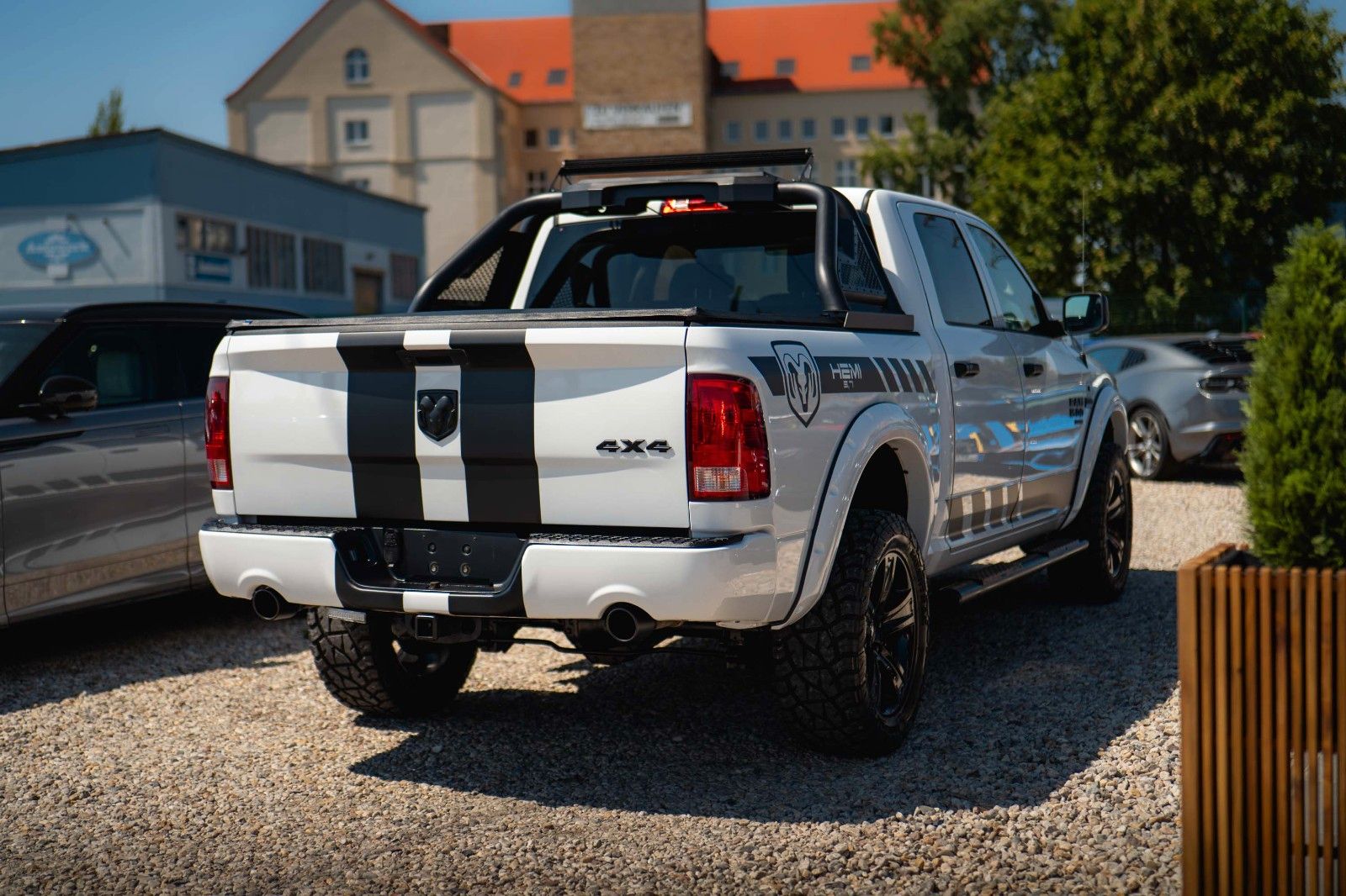 Fahrzeugabbildung Dodge RAM 5.7 V8 HEMI 4x4 OFFROAD Night-Paket *LED*19%