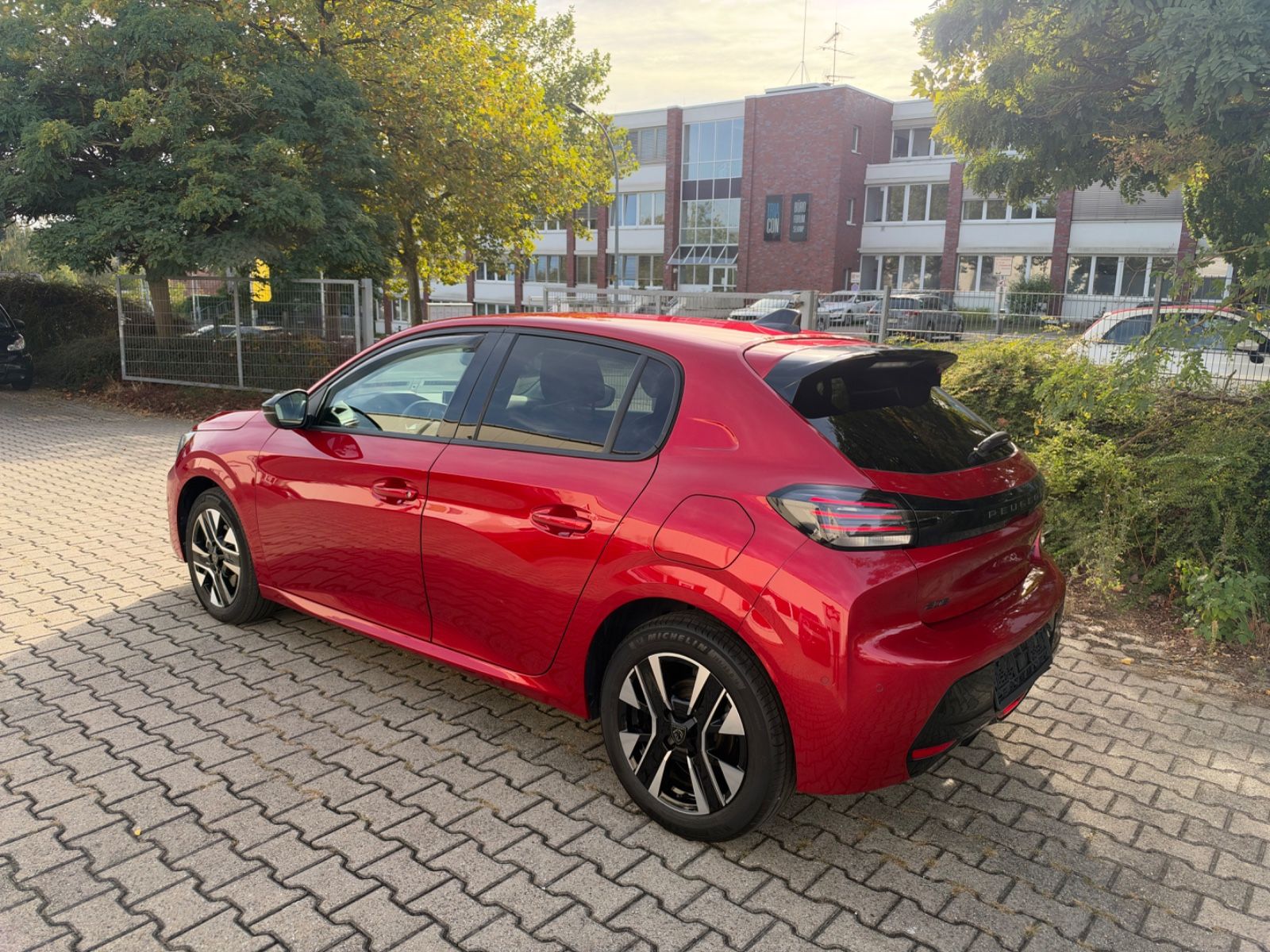 Peugeot 208 Hybrid 100 Allure imagem 3