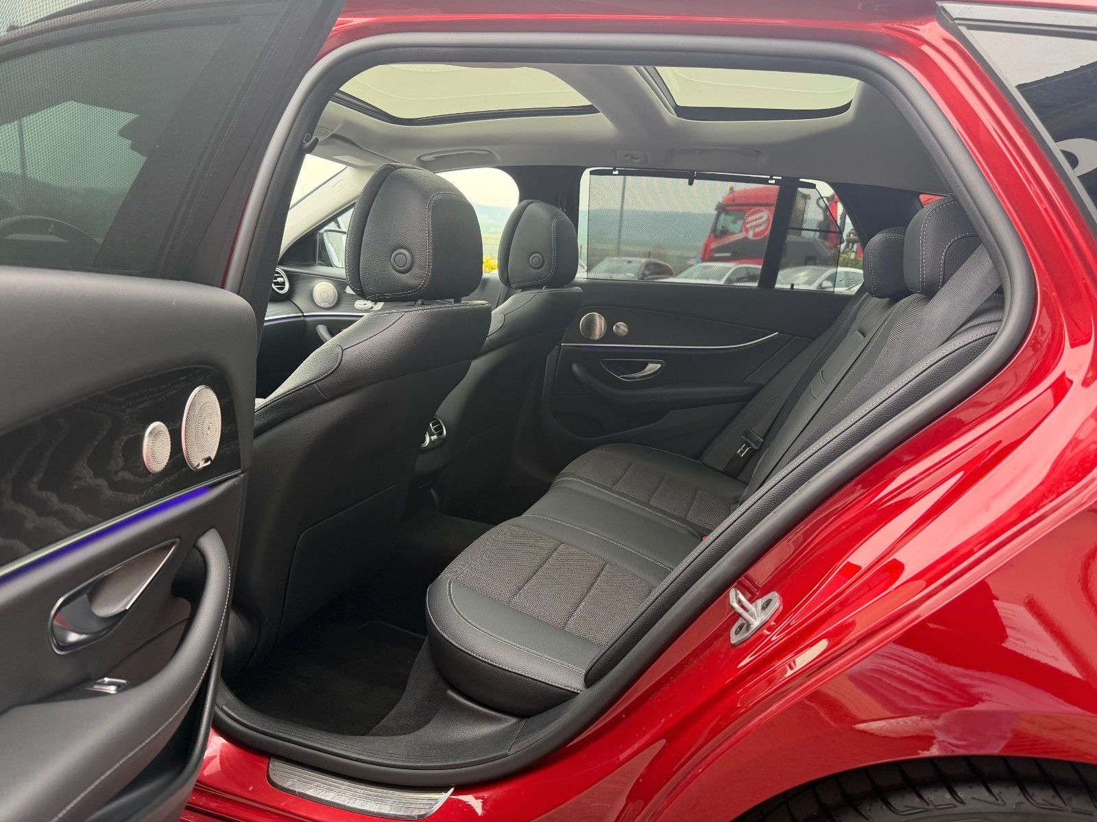 Fahrzeugabbildung Mercedes-Benz E 220d T Massage+Pano+Burm+Distr+360+HUD+Night