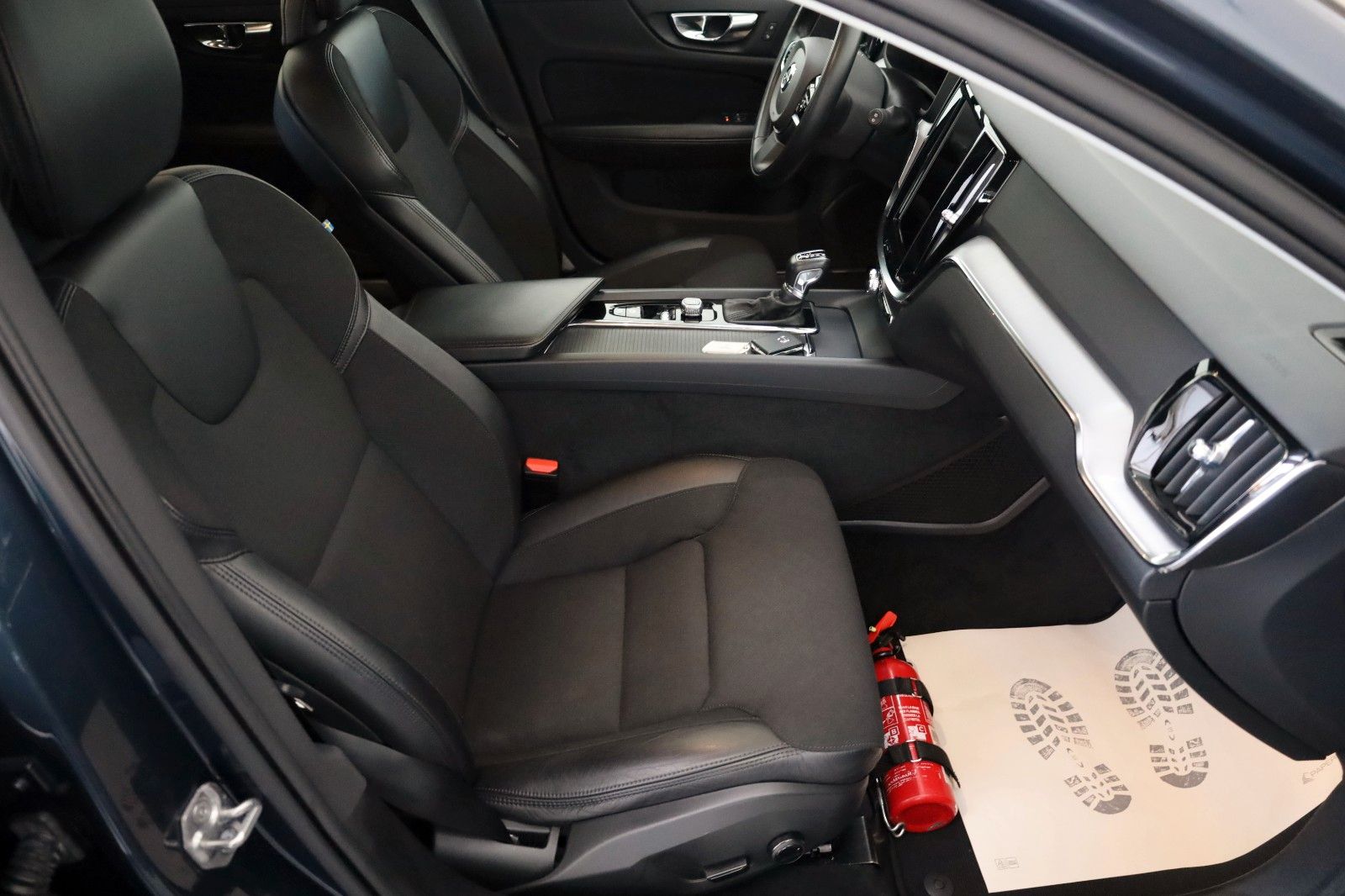 Fahrzeugabbildung Volvo V60 Momentum Pro,T.Leder,Navi,LED,SH,Kamera,DAB