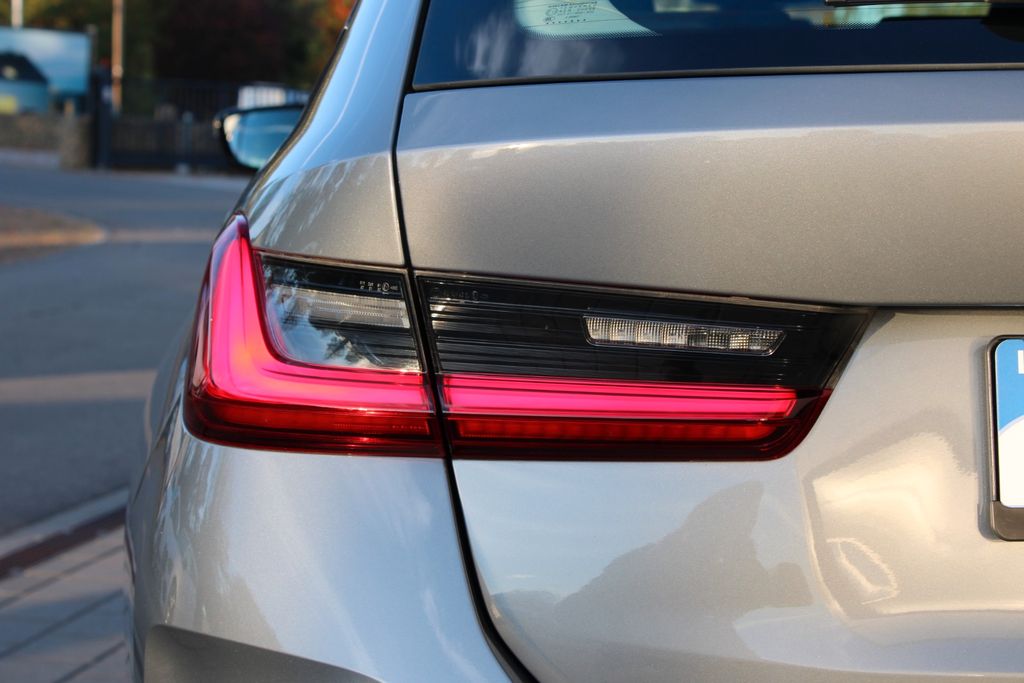 BMW 318d Touring AUT SHZ NAVI PDC LED KLIMAAUT