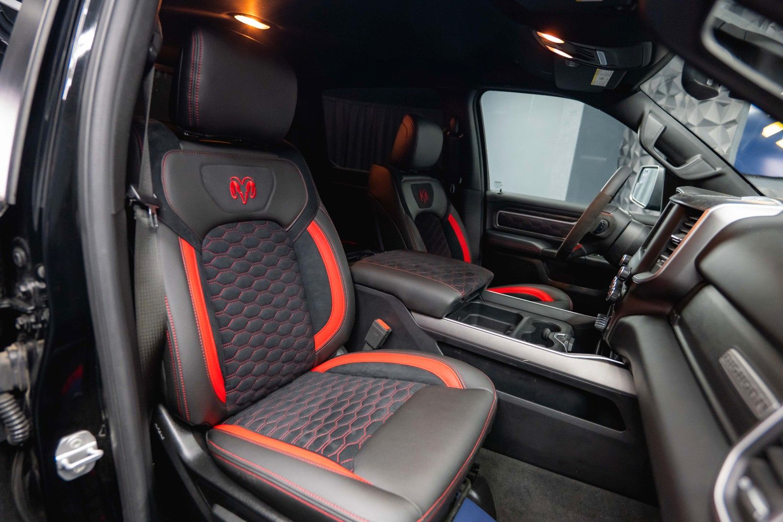 Fahrzeugabbildung Dodge RAM 5.7 V8 HEMI 4x4 OFFROAD Night-Paket Limited