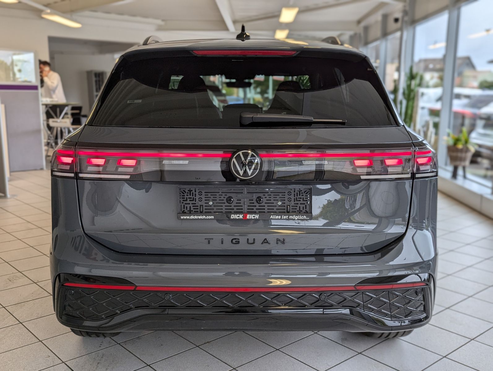 VW Tiguan 2.0TDI R-Line 4M Pano Black AHK Matrix 20 - Image 6