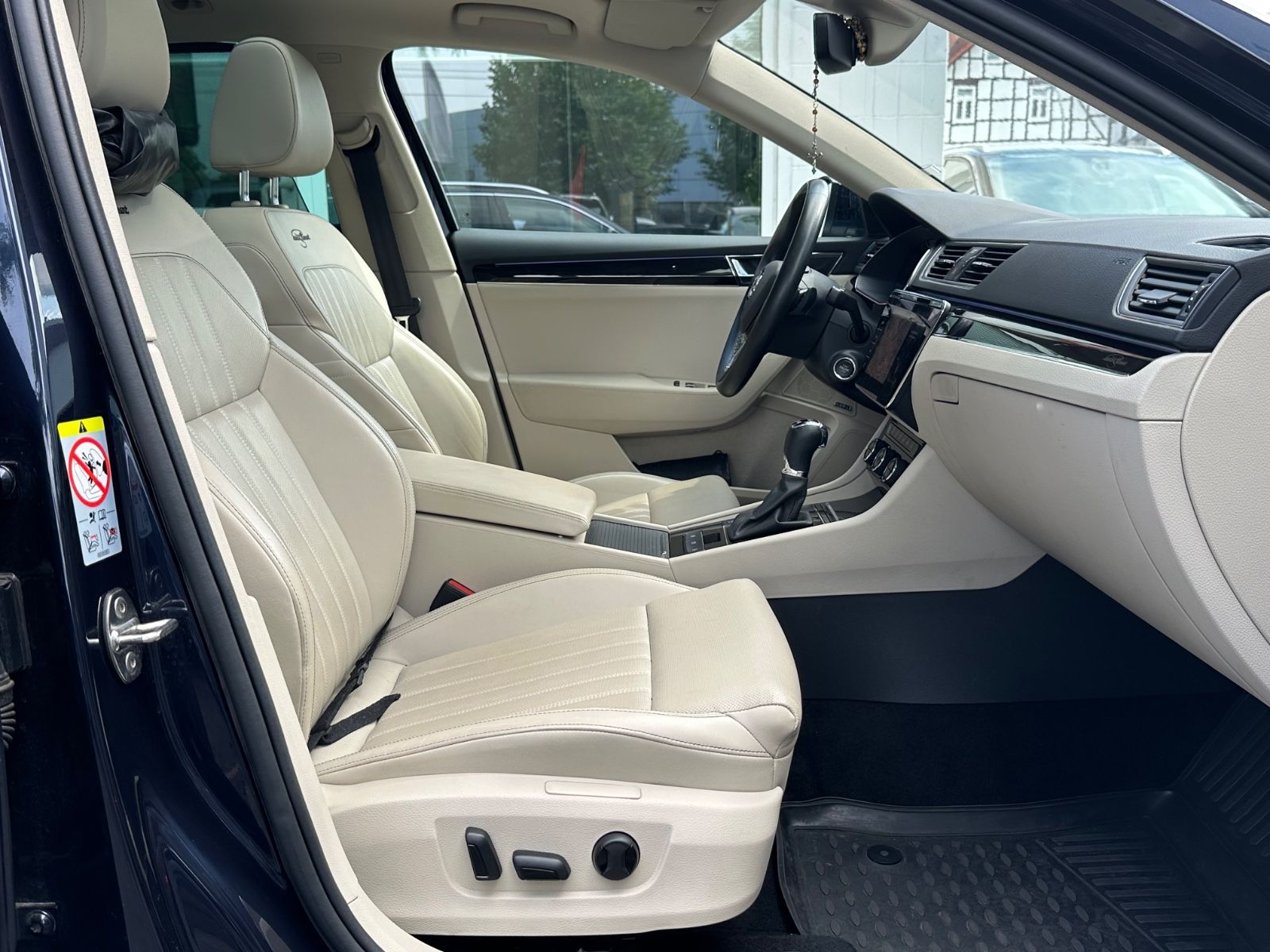 Skoda Superb Combi L&K 4x4 Leder Standhzng AHK Pano foto 22
