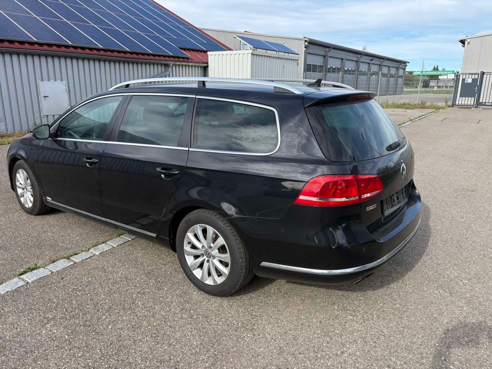 Volkswagen Passat 2012 — rear view