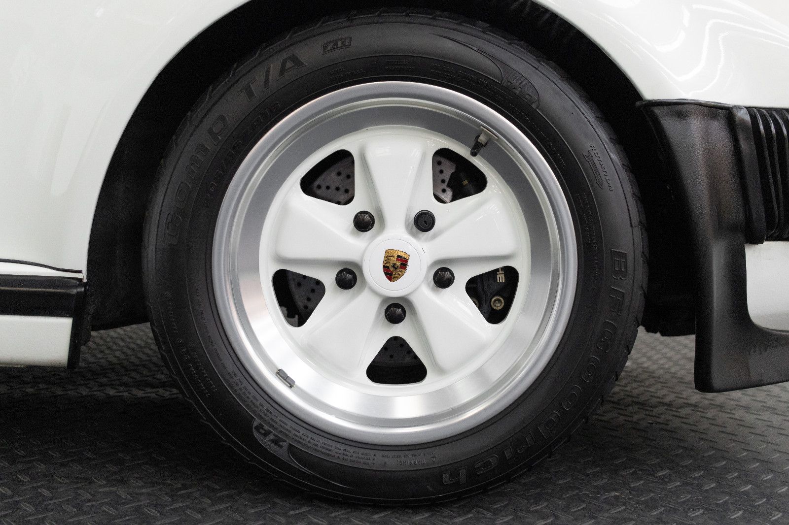 Fahrzeugabbildung Porsche 911 Turbo 3.3 "Flatnose"/1 OF 686/CD 2+/H-ZUGET.