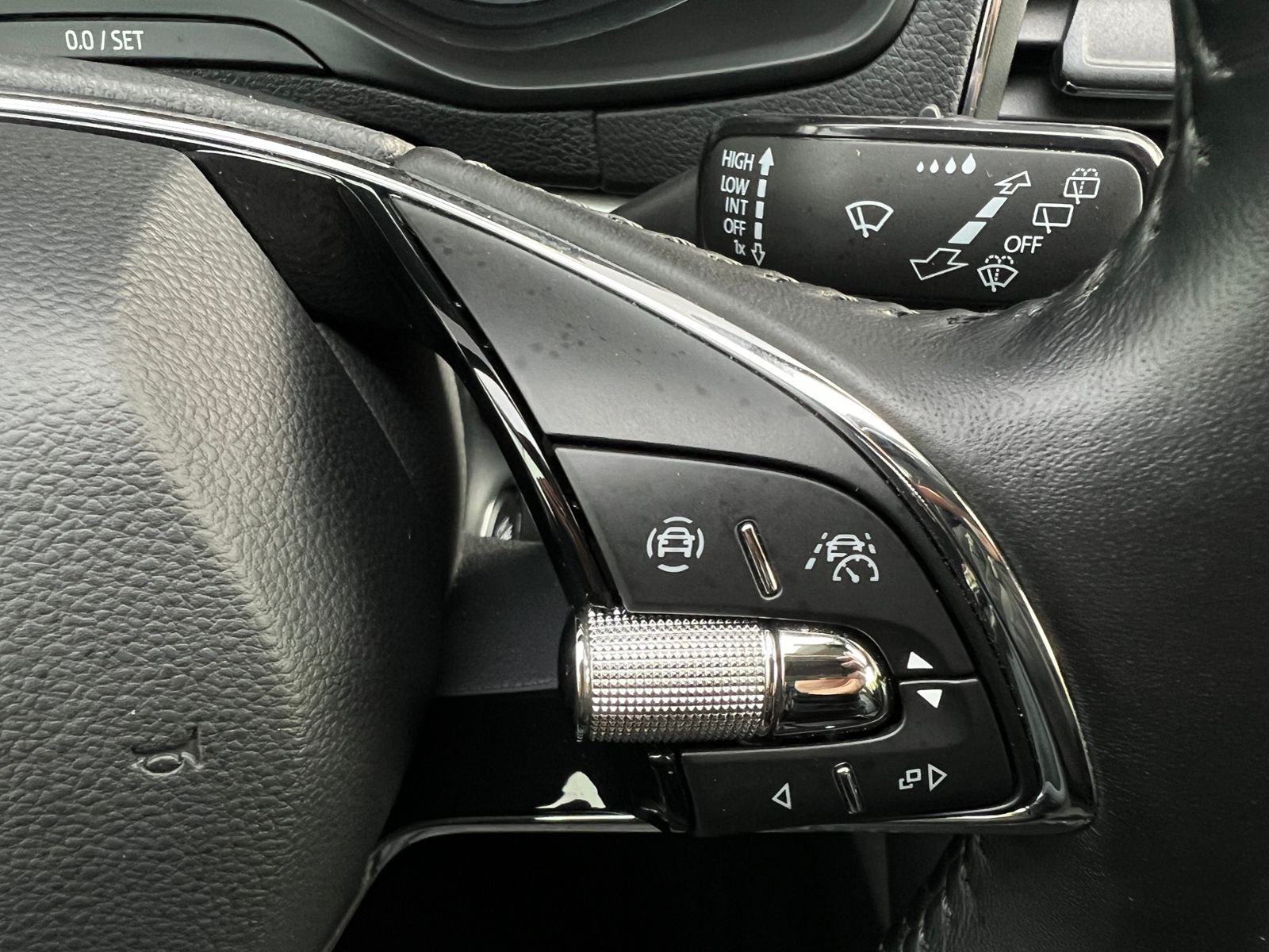 Fahrzeugabbildung SKODA Karoq Clever 2.0 TDI *TravelAssist, Navi, KESSY*