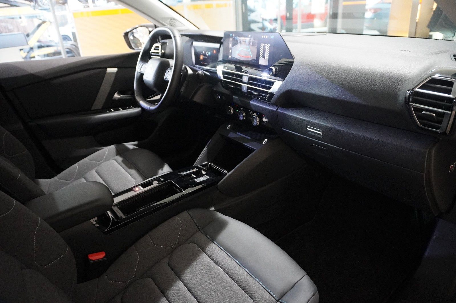 Fahrzeugabbildung Citroën C4 Lim. 1.2T PLUS NAVI/LED/KAMERA/SPORT /VIR/DAB