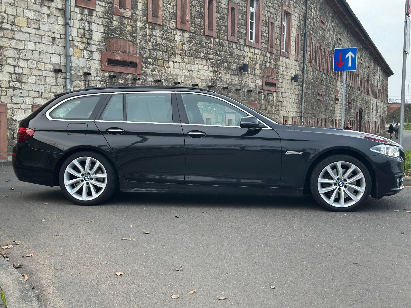 Fahrzeugabbildung BMW 530d xDRIVE TOURING LUXURY LINE*MOD.2015+PANO.*