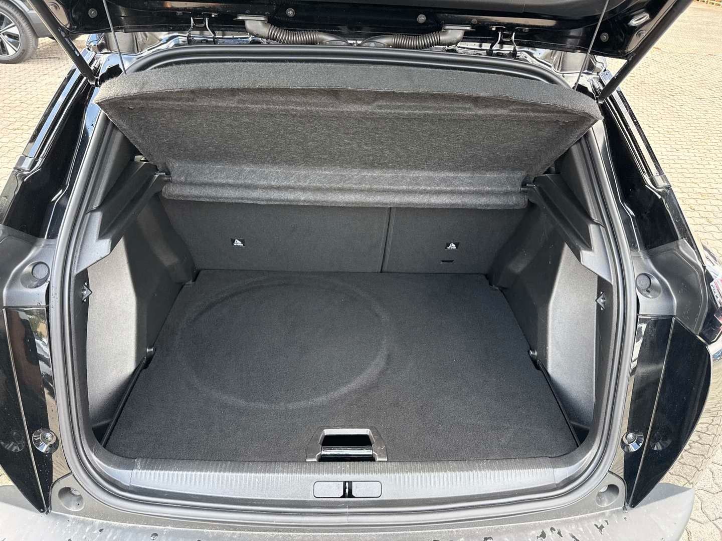 Fahrzeugabbildung Peugeot 2008 e- Allure Pack NAVI KAMERA 8-FACH SITZH. 1H