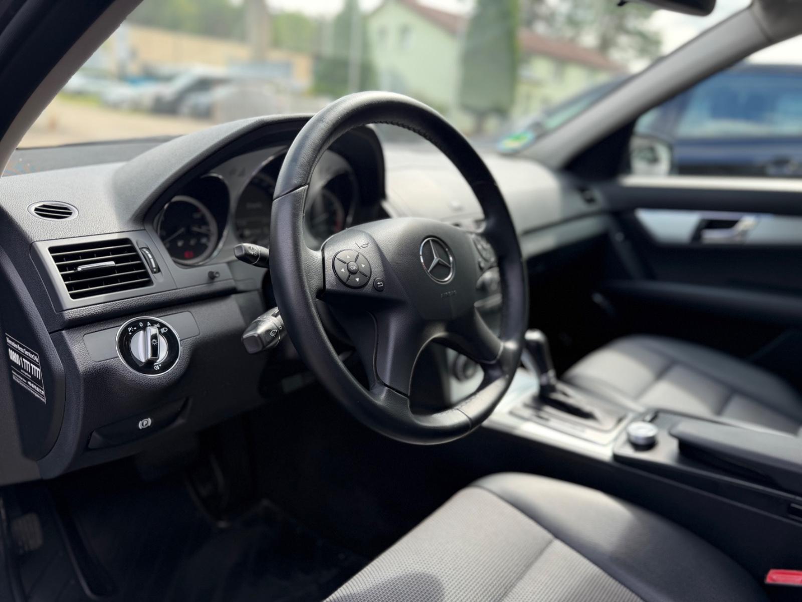 Mercedes-Benz C200 2010 — photo 16