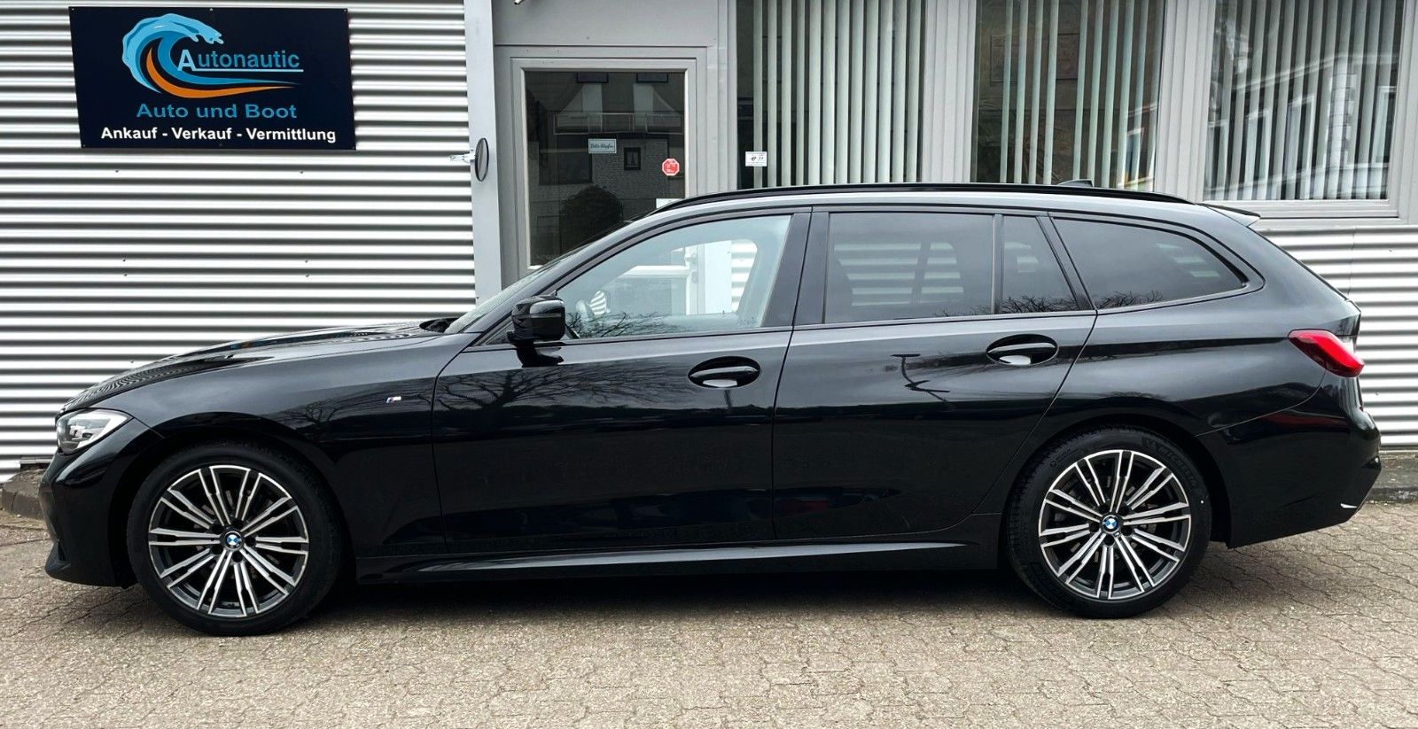 Fahrzeugabbildung BMW 320d M SPORT SAG tLEDER NAVI HiFi LIVE COCPIT+