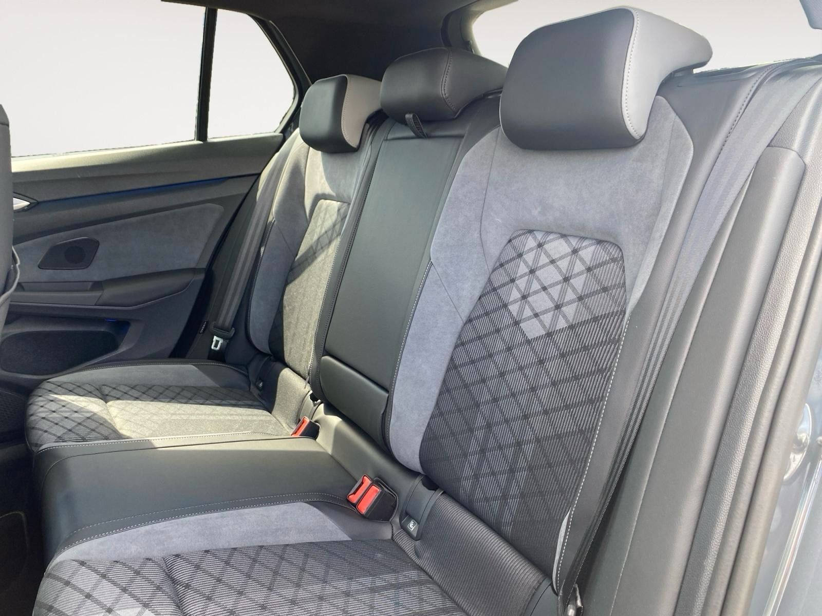 Fahrzeugabbildung Volkswagen Golf 2.0 TSI 4Motion DSG R-Line Black&Style