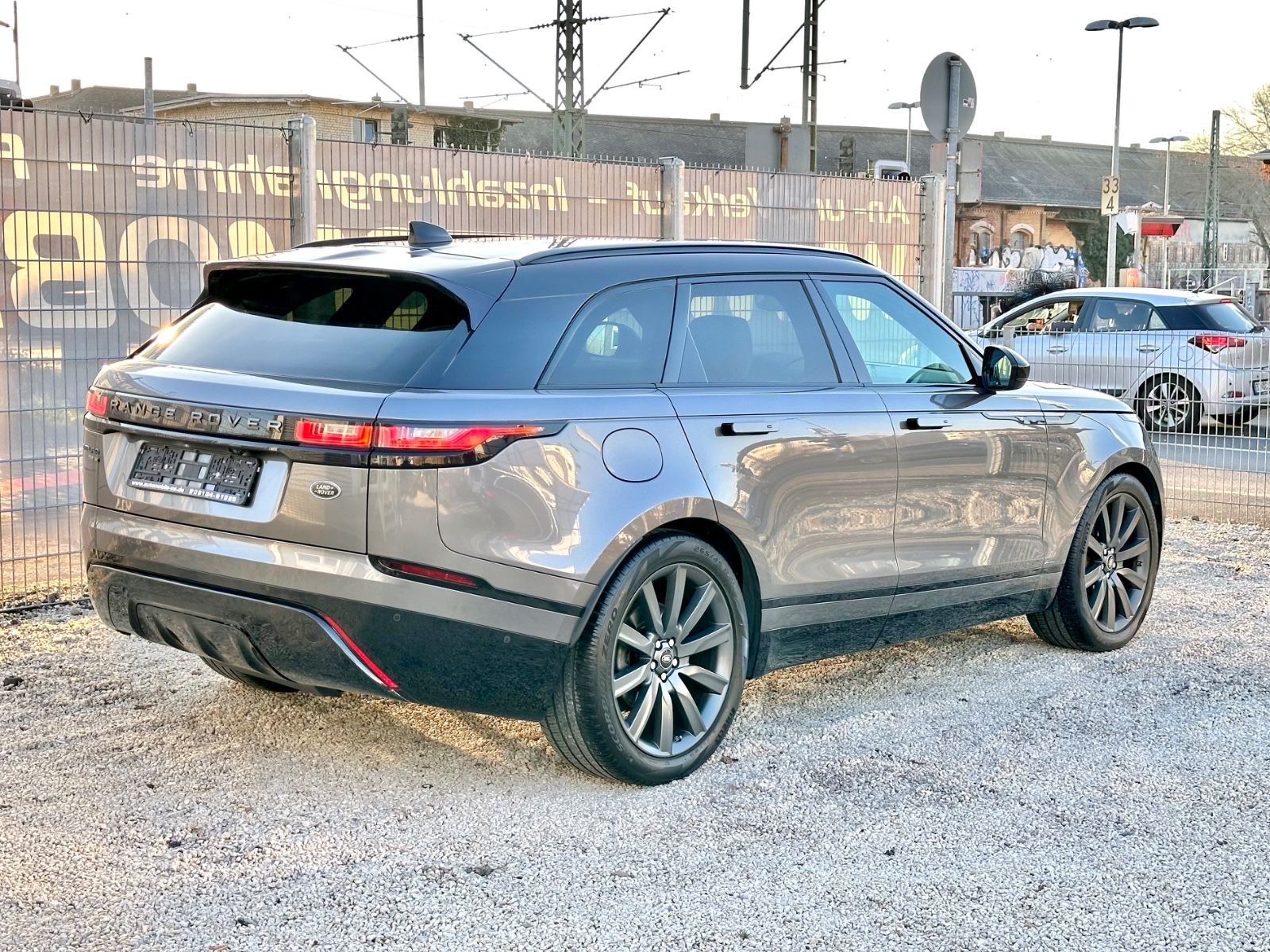 Fahrzeugabbildung Land Rover RANGE ROVER VELAR R-DYNAMIC*PANO+21`LM+MATRIX*