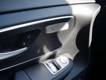 Mercedes V 220 - 10
