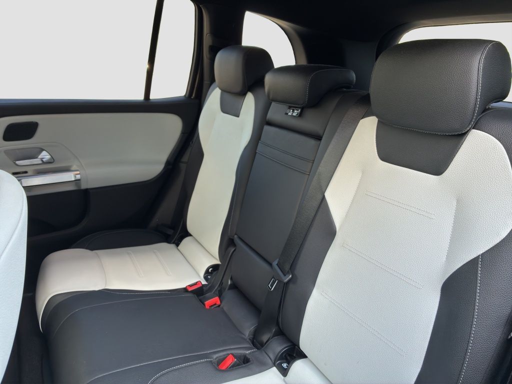 Fahrzeugabbildung Mercedes-Benz GLB 200 AMG Line*Night Paket*Kamera*Ambiente