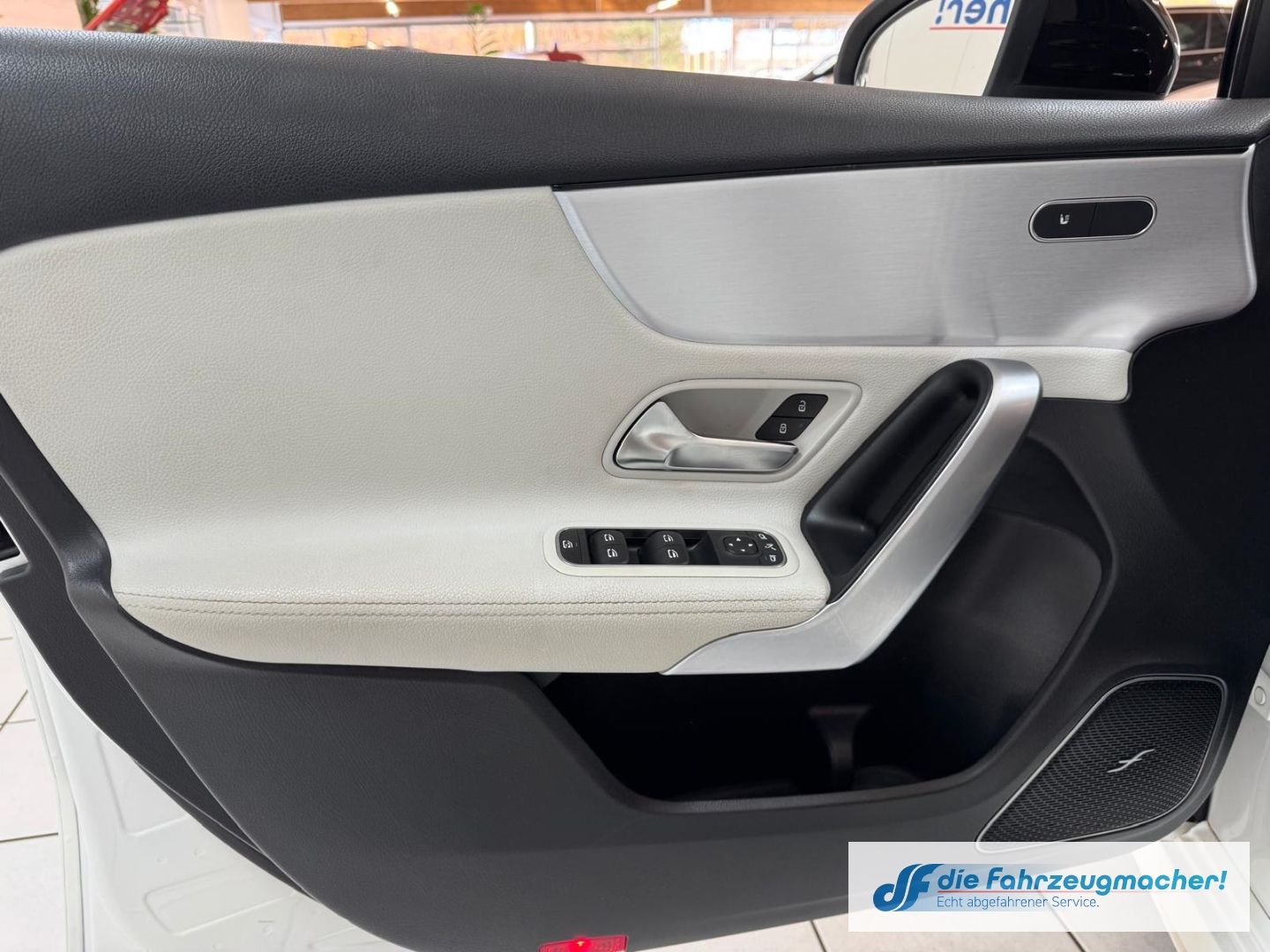 Fahrzeugabbildung Mercedes-Benz A 250 AMG Sportpaket HUD Navi Digitales Cockpit