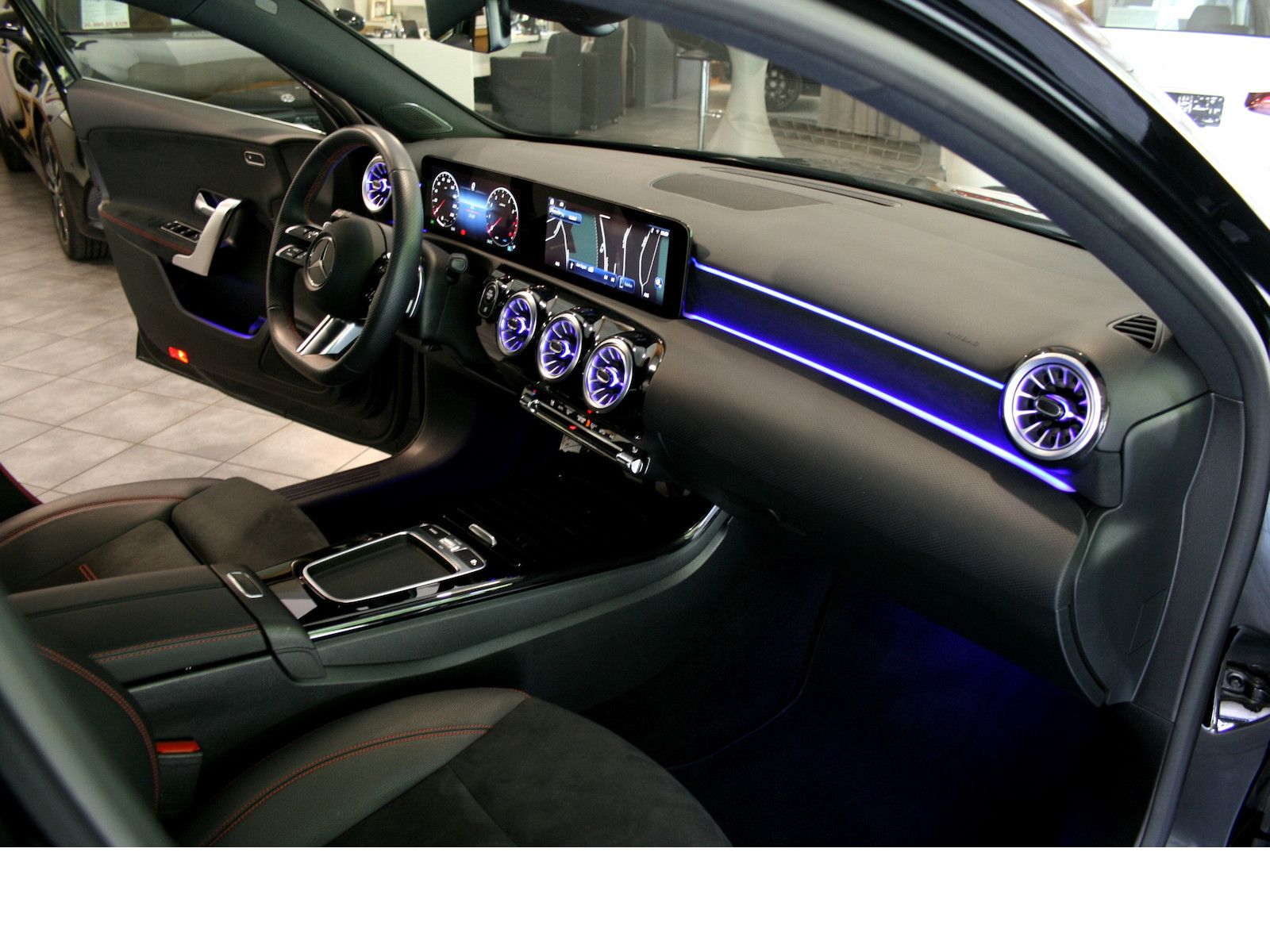 Fahrzeugabbildung Mercedes-Benz A 180 AMG Advanced Plus *MBUX*Ambiente.*Winterpa