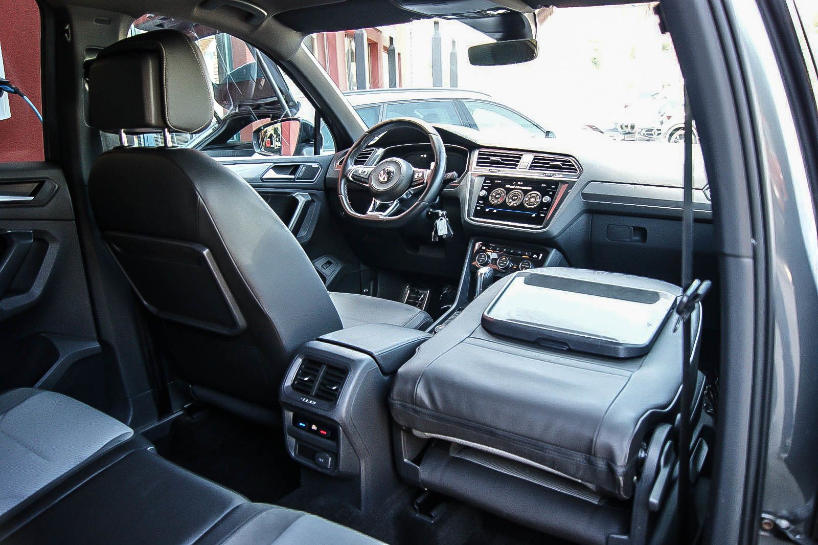 Fahrzeugabbildung Volkswagen Tiguan 20TDI 4Motion R-LINE BLACK STHZG LED ANHZ