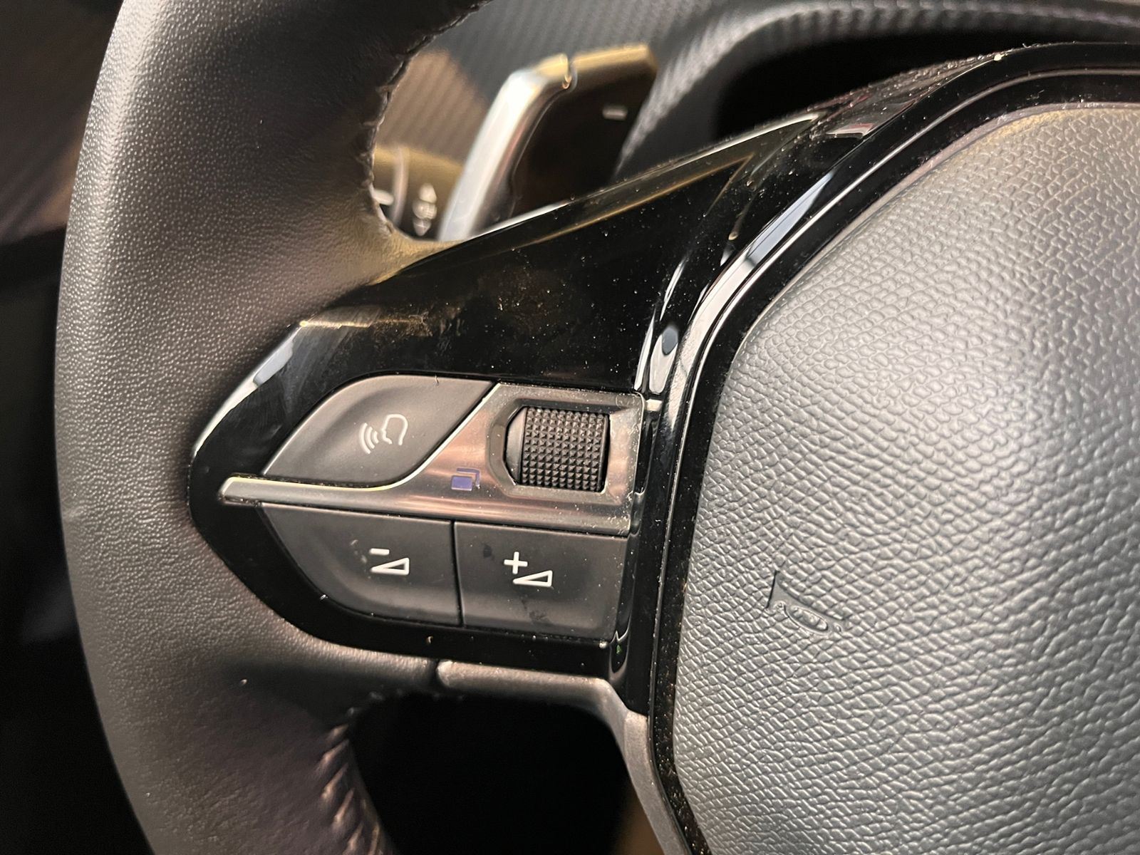 Fahrzeugabbildung Peugeot 2008 Allure LED NAV DAB SHZ PDC ALU