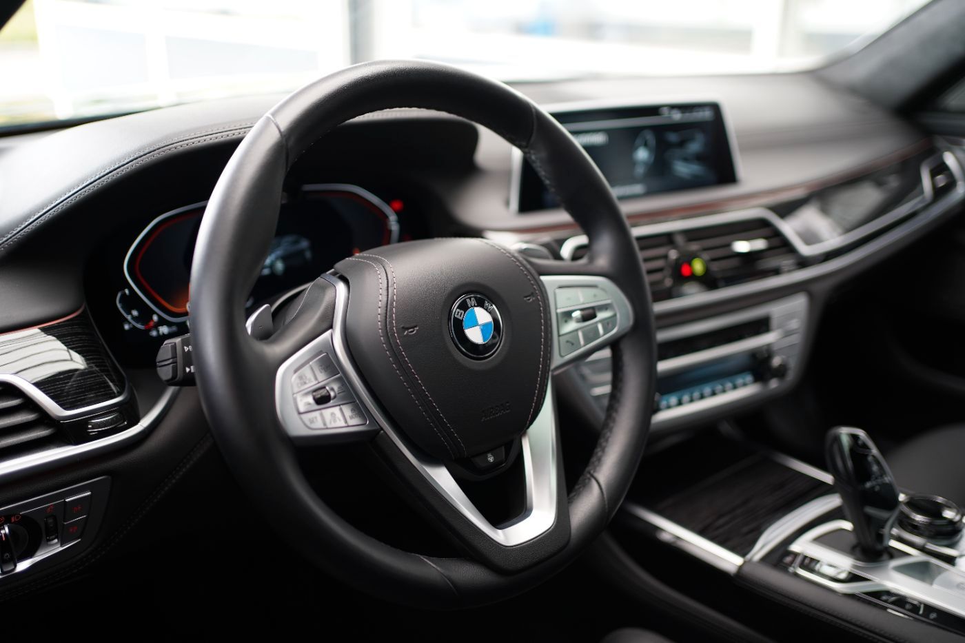 Fahrzeugabbildung BMW 750i xDrive +ferngest. Parken+Komfortsitze v&h++