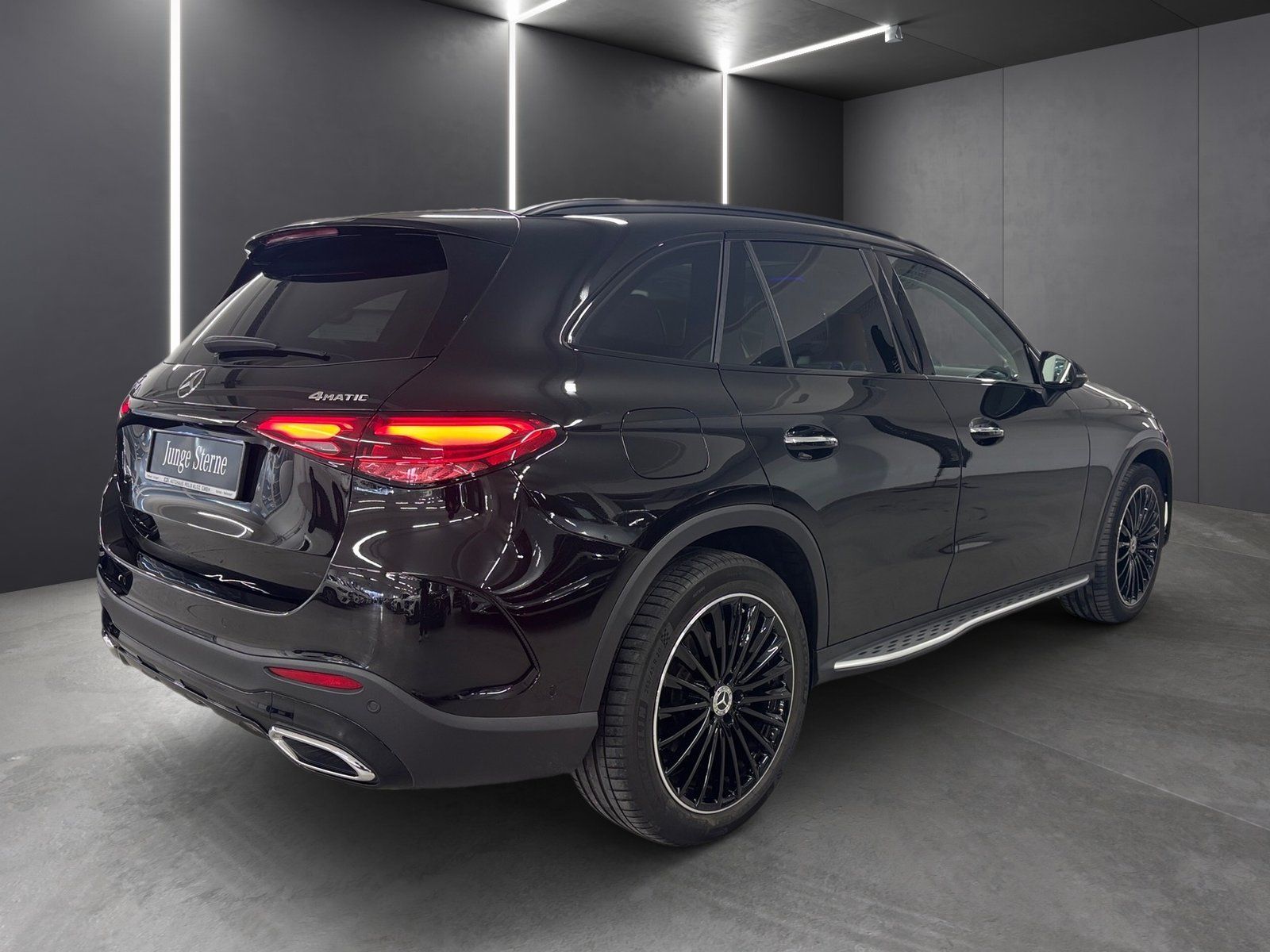 Fahrzeugabbildung Mercedes-Benz GLC 300 d 4M AMG*Airmatic*AHK*HUD*Pano*20"*Distr