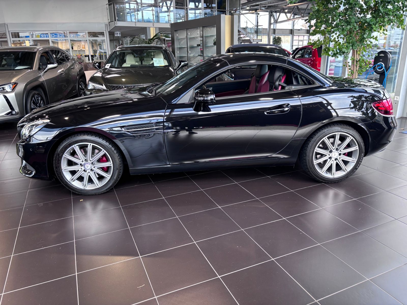 Fahrzeugabbildung Mercedes-Benz SLC 300 9G-Tronic LED NAVI ALU