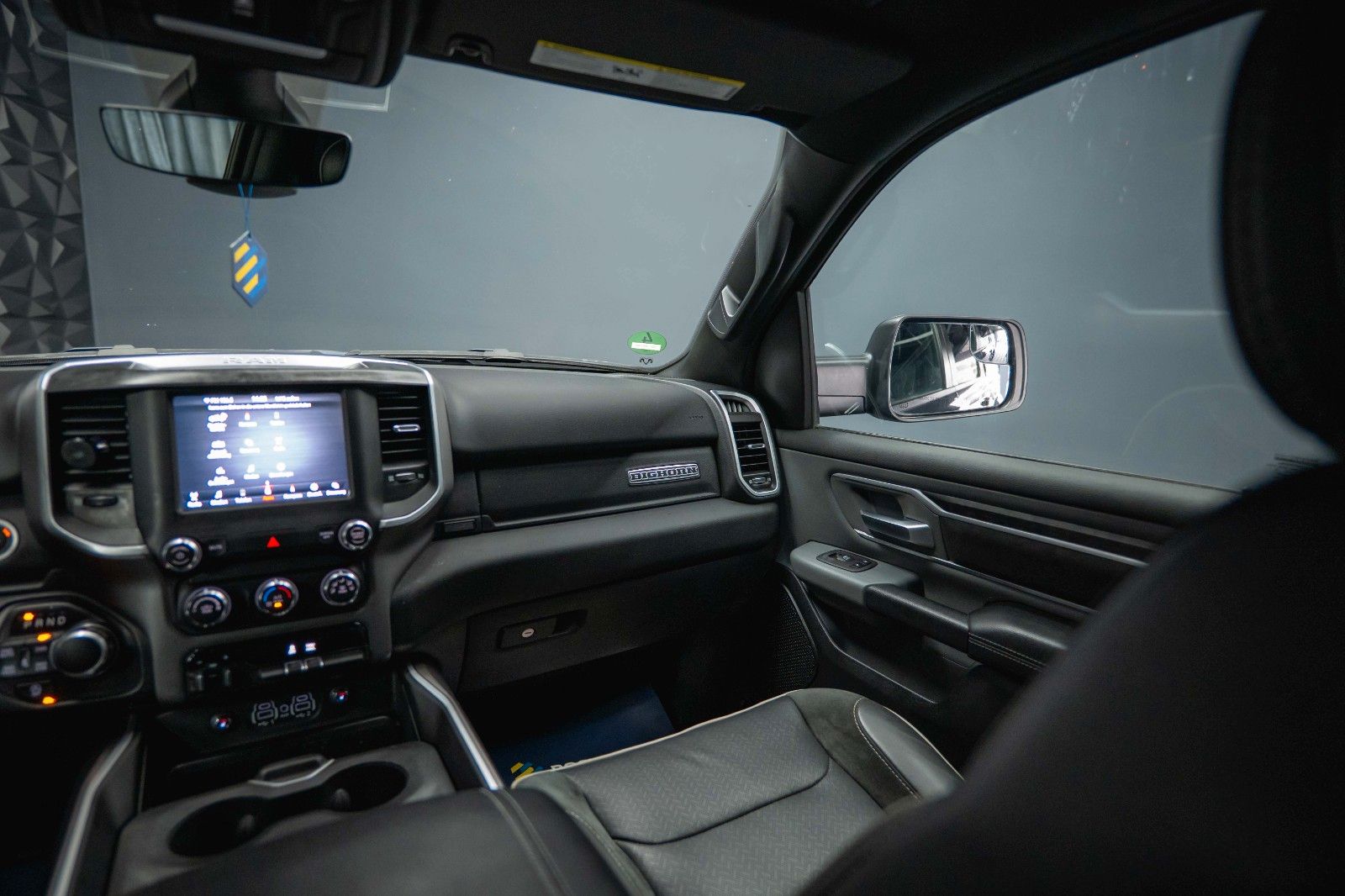 Fahrzeugabbildung Dodge RAM 5.7 V8 HEMI 4x4 Offroad Night LPG Hardtop