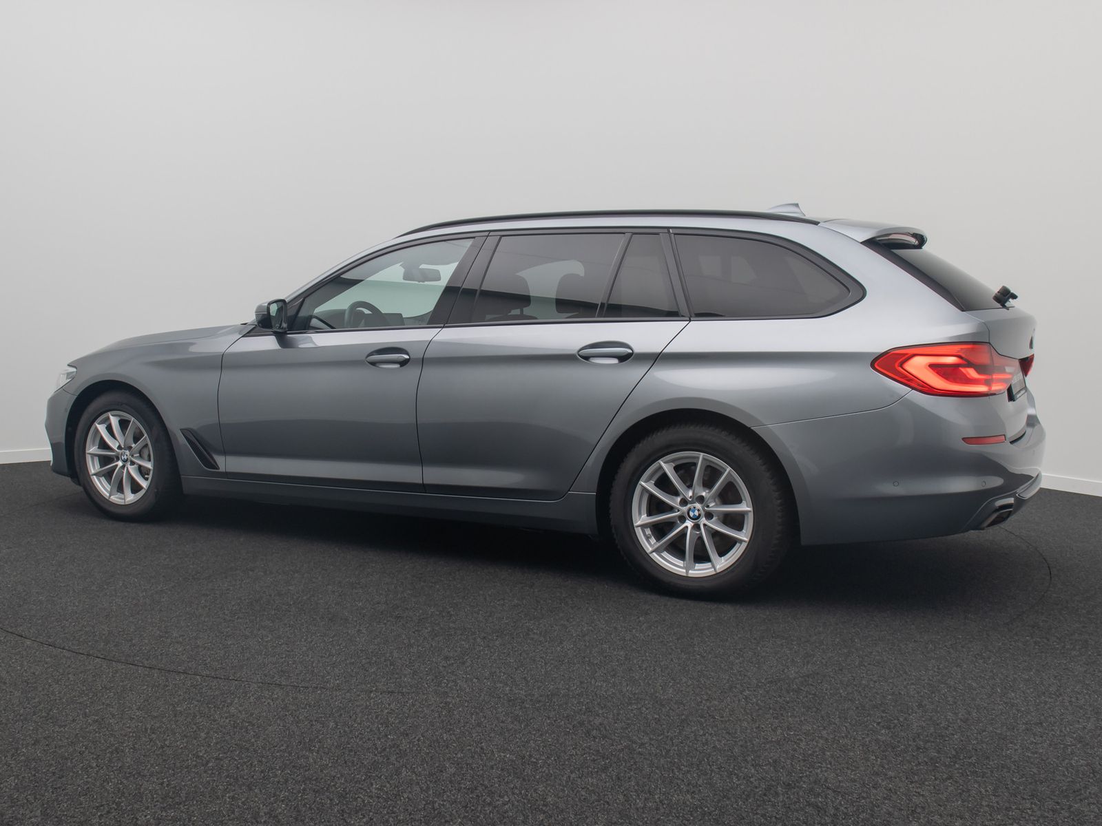Fahrzeugabbildung BMW 540d xD SportLine 360&deg;HUD AHK DispKey SoftCl H/K