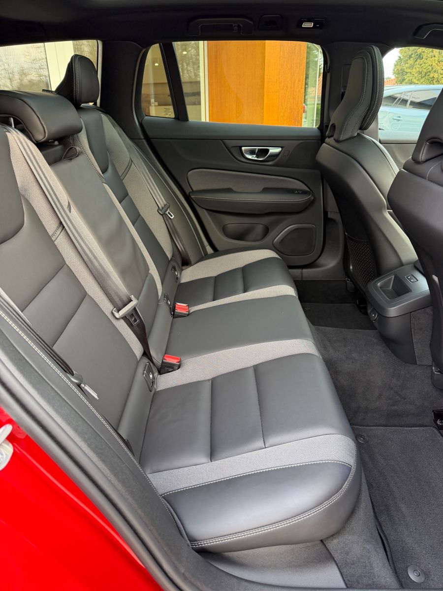 Volvo V60 B4 FWD Plus Dark #volvo #madebymerten foto 17