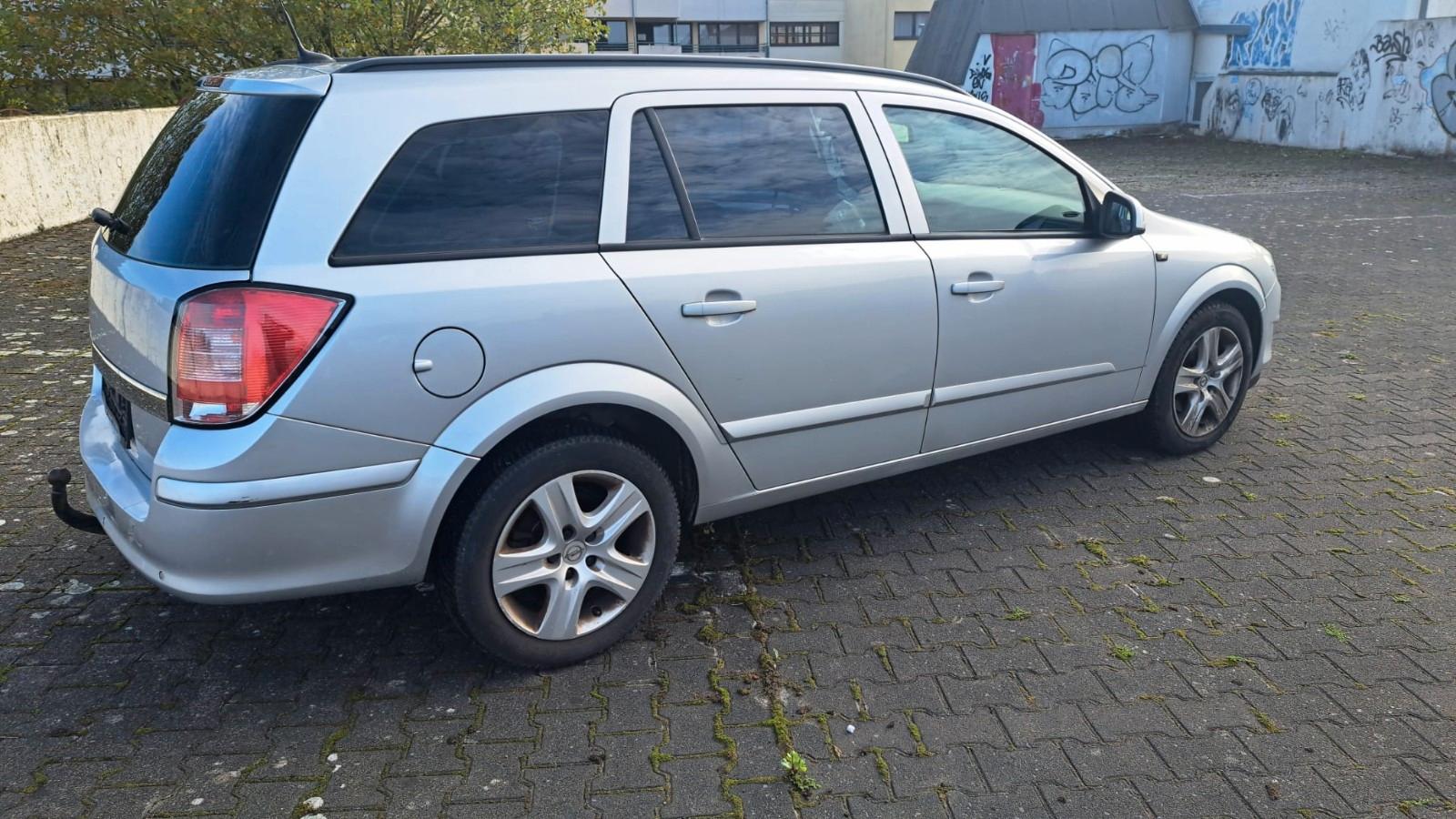 Opel Astra 2010 — photo 7