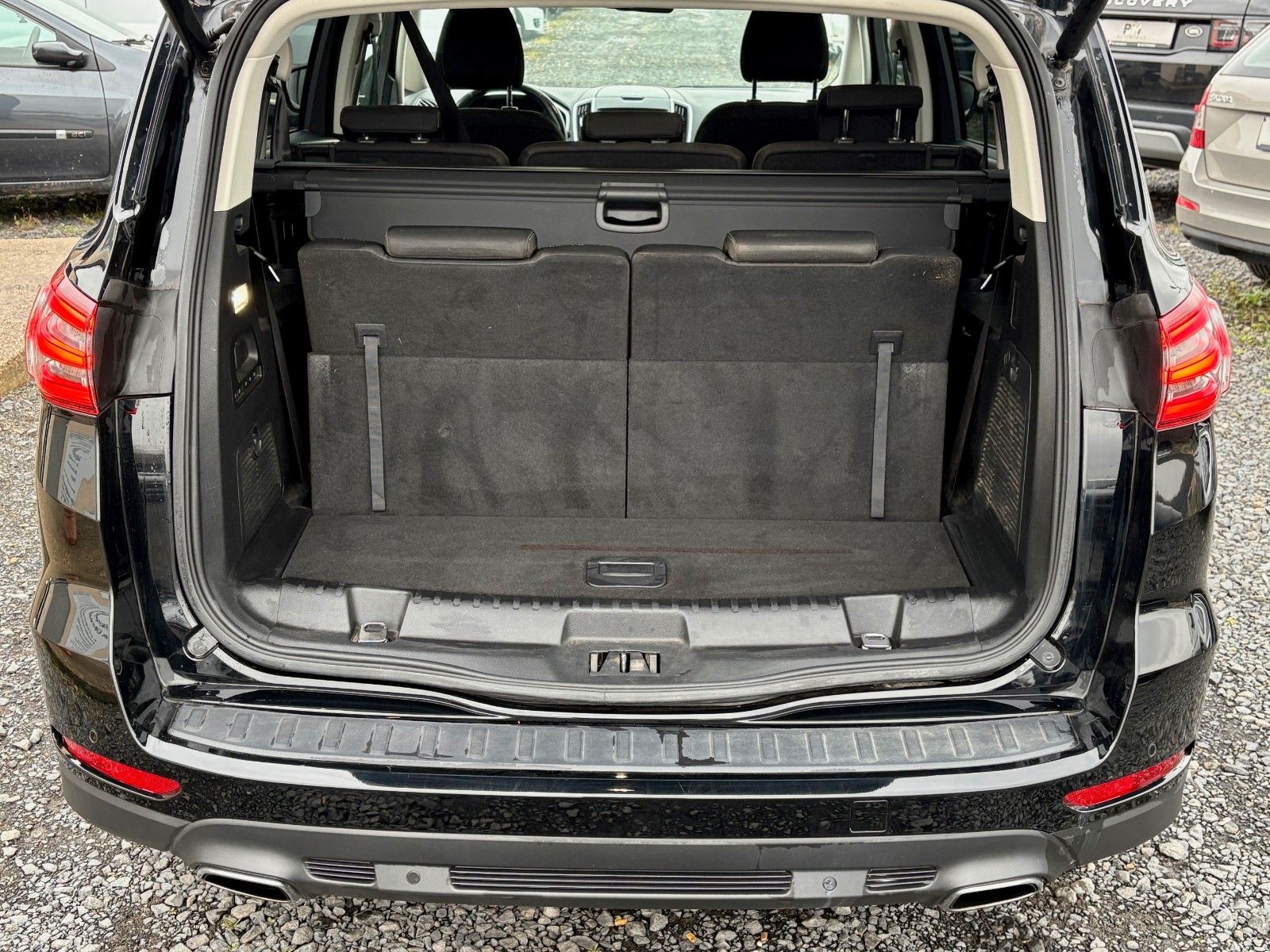 Fahrzeugabbildung Ford S-MAX 2.0 TITANIUM Aut. Navi LED 7-SITZER SPORTS