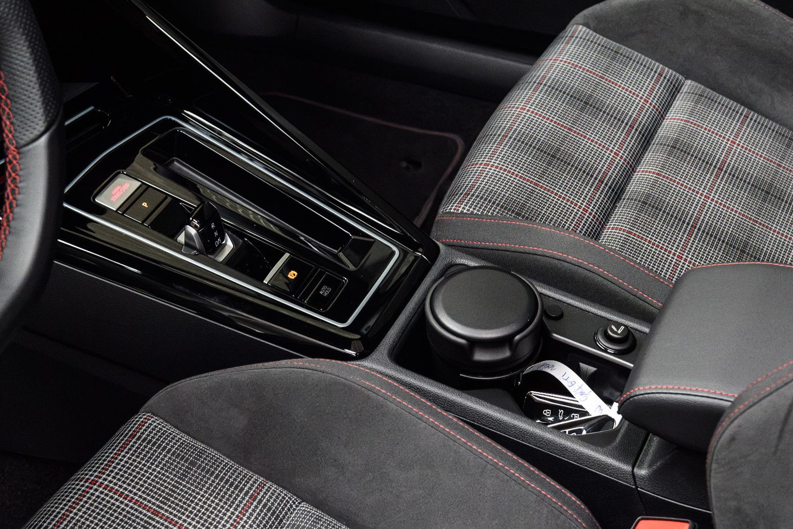 Fahrzeugabbildung Volkswagen Golf VIII GTI DSG LED+PANO+RFK+HuD+BLACK-STYLE