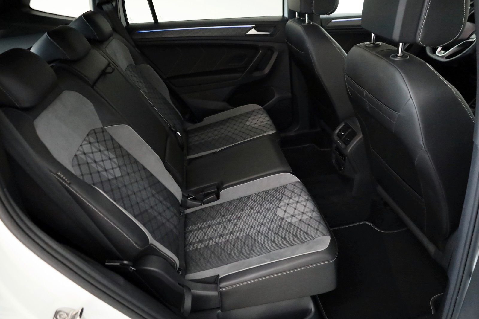 Fahrzeugabbildung Volkswagen Tiguan Allspace R-Line 4M LED,Navi,PDC,AHK